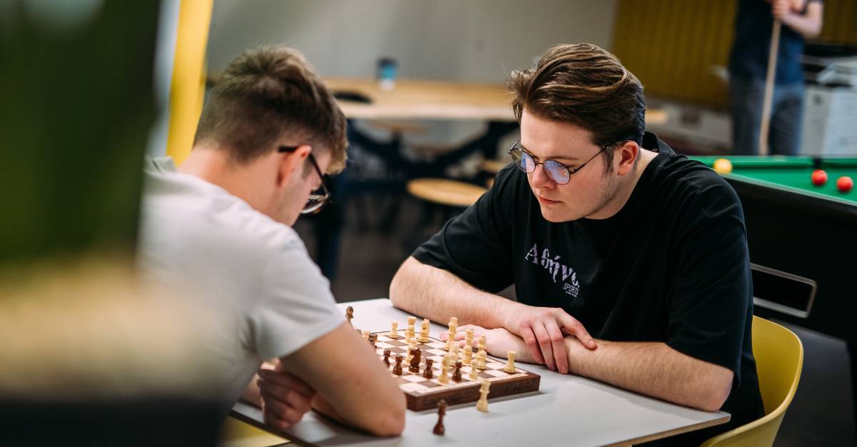 Students in the SU playing a game of chess.