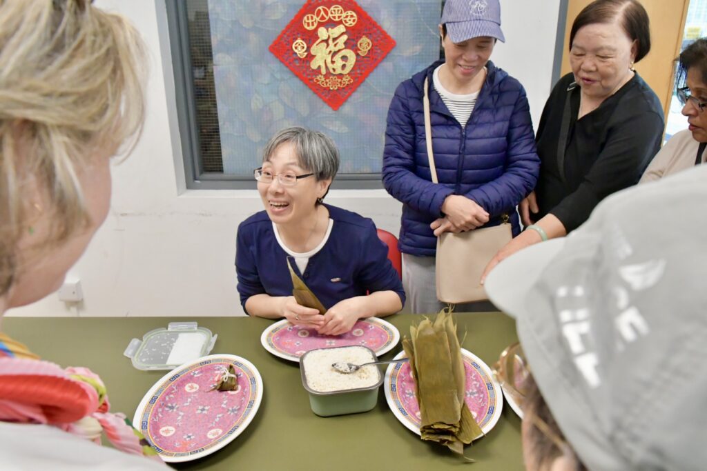 Zongzi master answering questions.