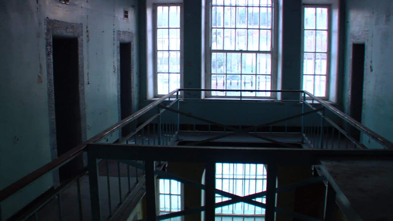 B-Wing corridor and windows. B-Wing corridor and windows.